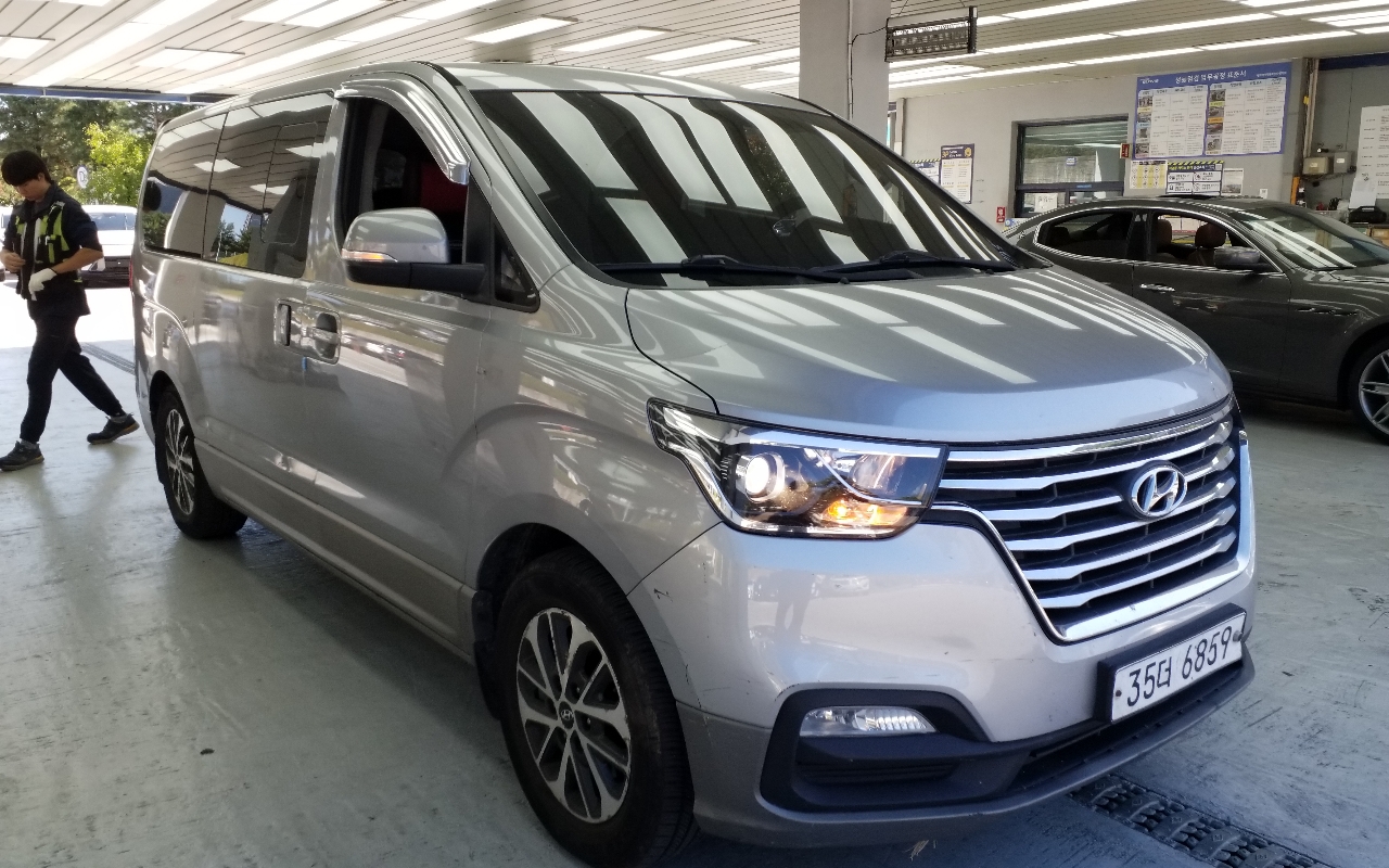 HYUNDAI The New Grand Starex 9-Seater Diesel
