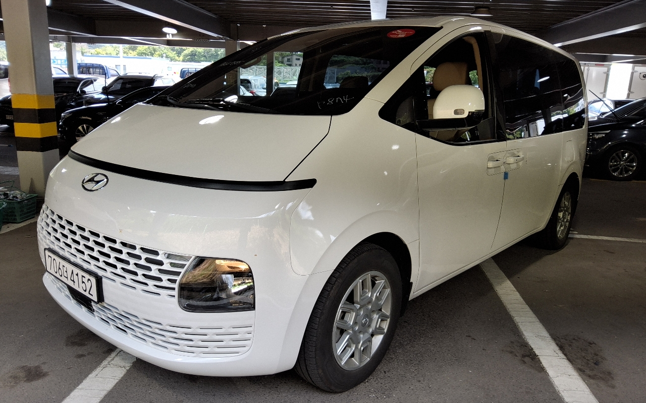 HYUNDAI Staria 2.2 Diesel Tourer 11-Seater 2W