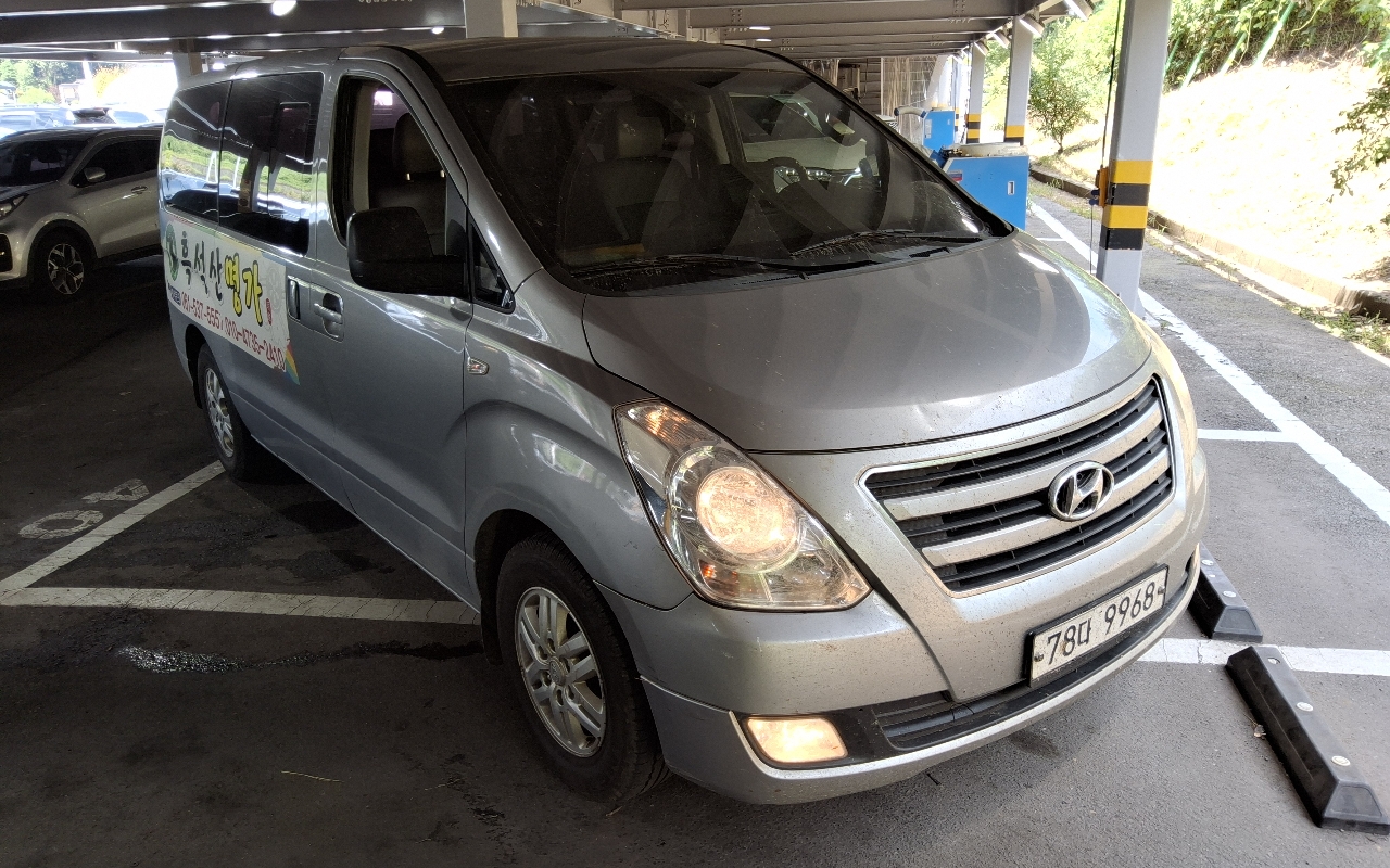 HYUNDAI Grand Starex 11-Seater Diesel