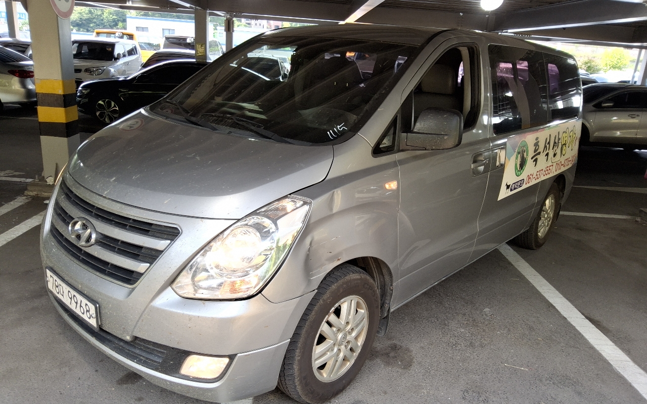HYUNDAI Grand Starex 11-Seater Diesel