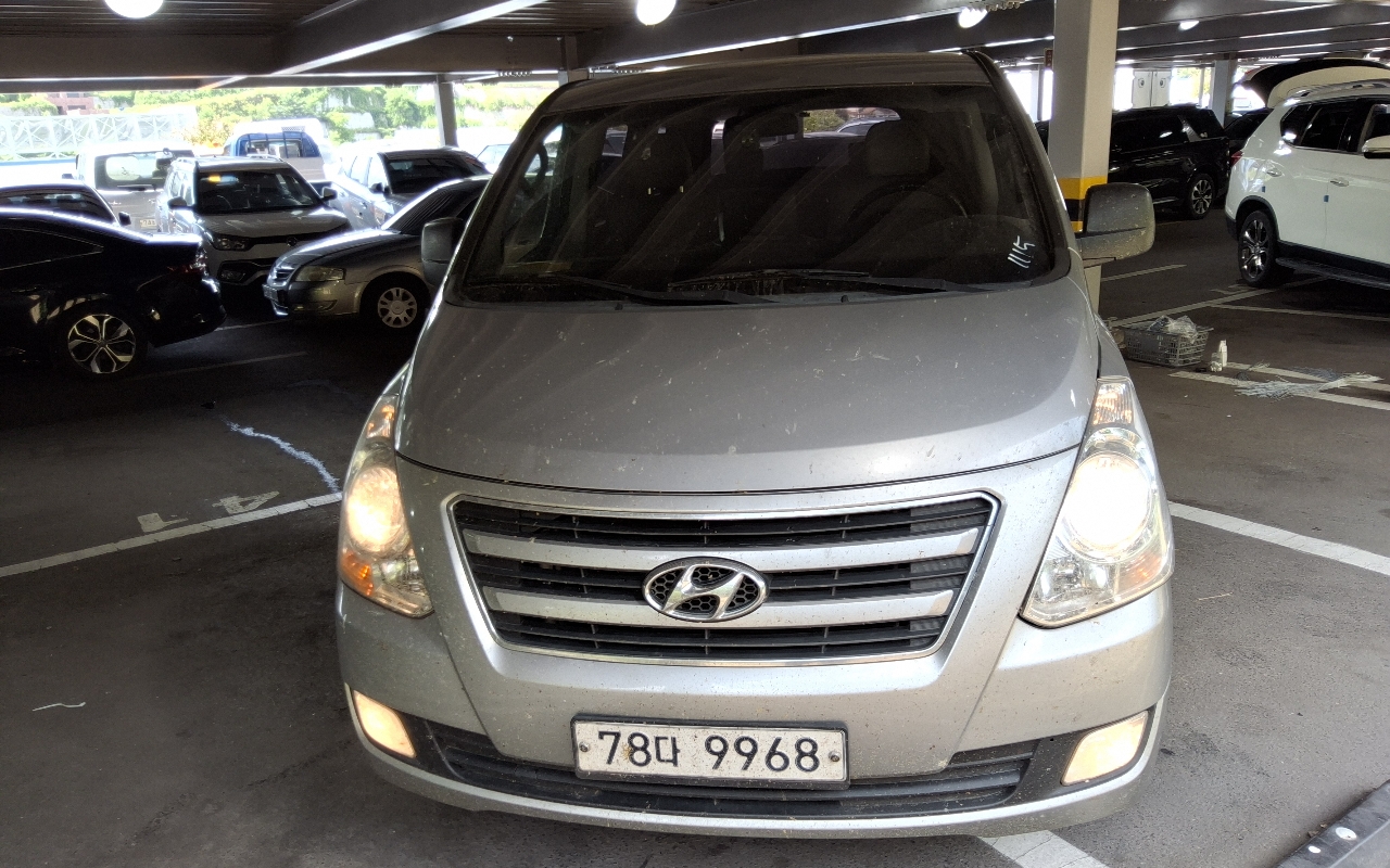 HYUNDAI Grand Starex 11-Seater Diesel