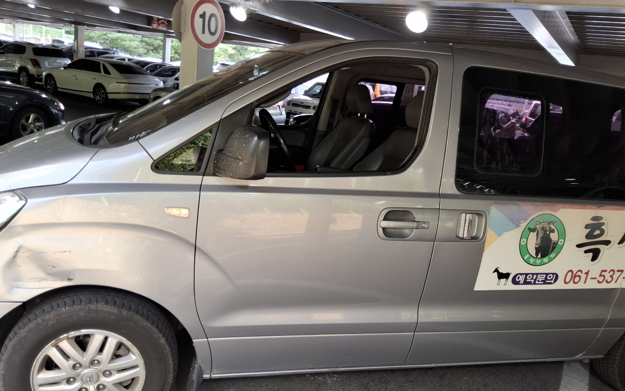 HYUNDAI Grand Starex 11-Seater Diesel