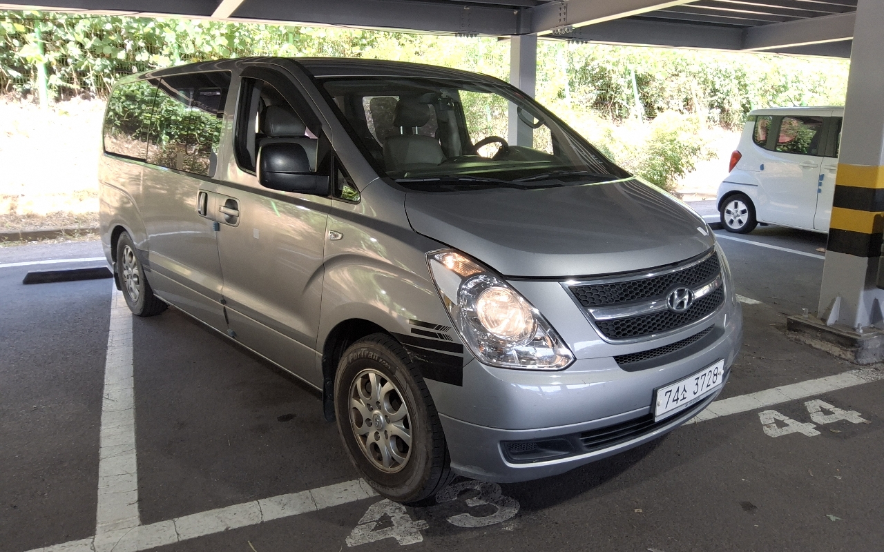 HYUNDAI Grand Starex 12-Seater Diesel