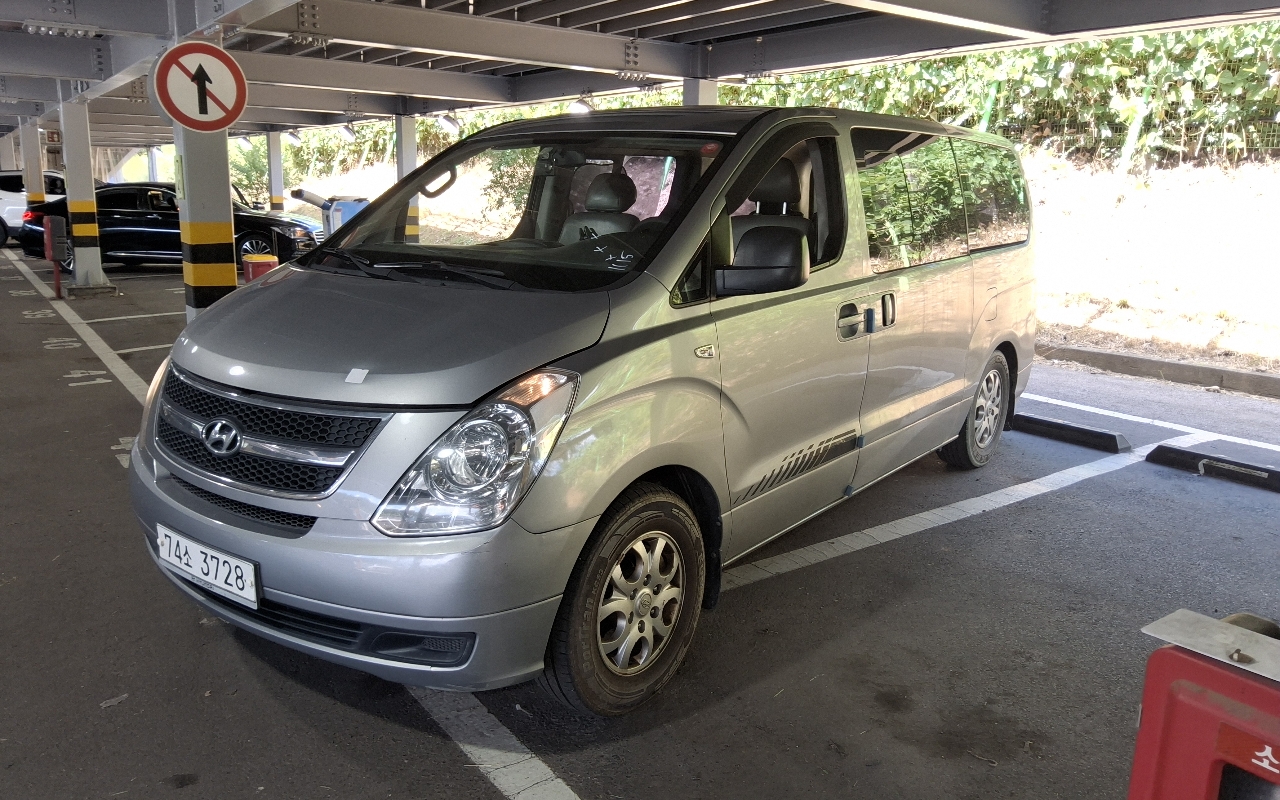 HYUNDAI Grand Starex 12-Seater Diesel