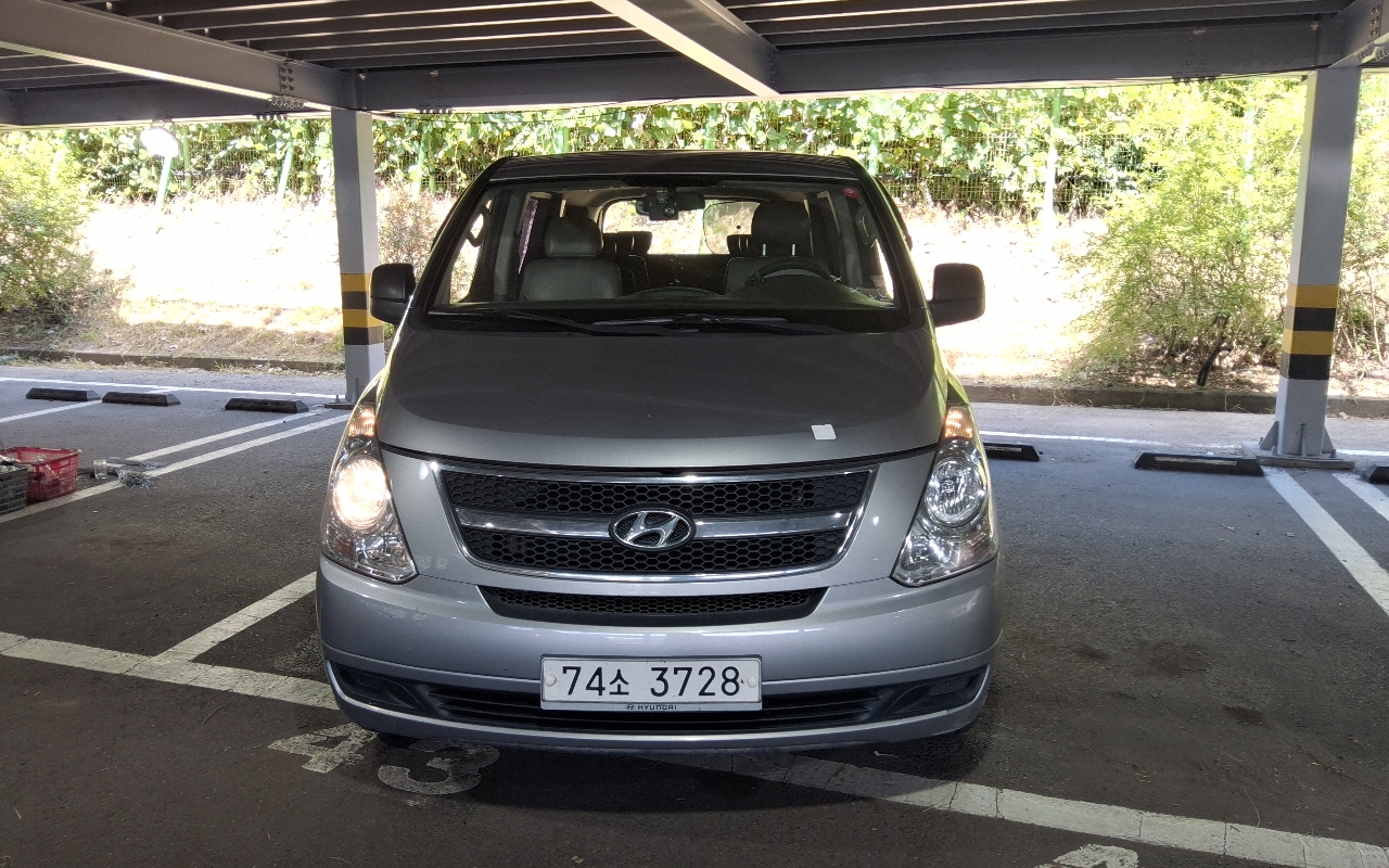 HYUNDAI Grand Starex 12-Seater Diesel