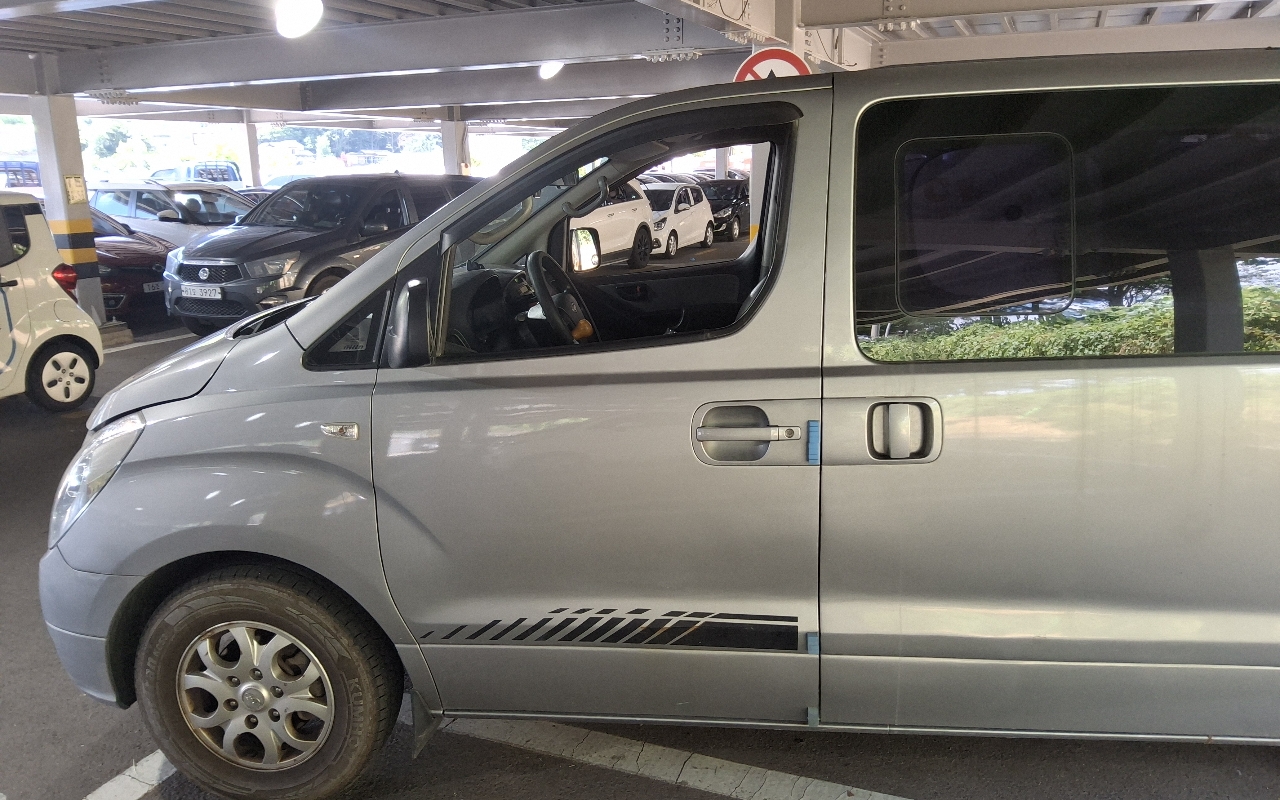 HYUNDAI Grand Starex 12-Seater Diesel