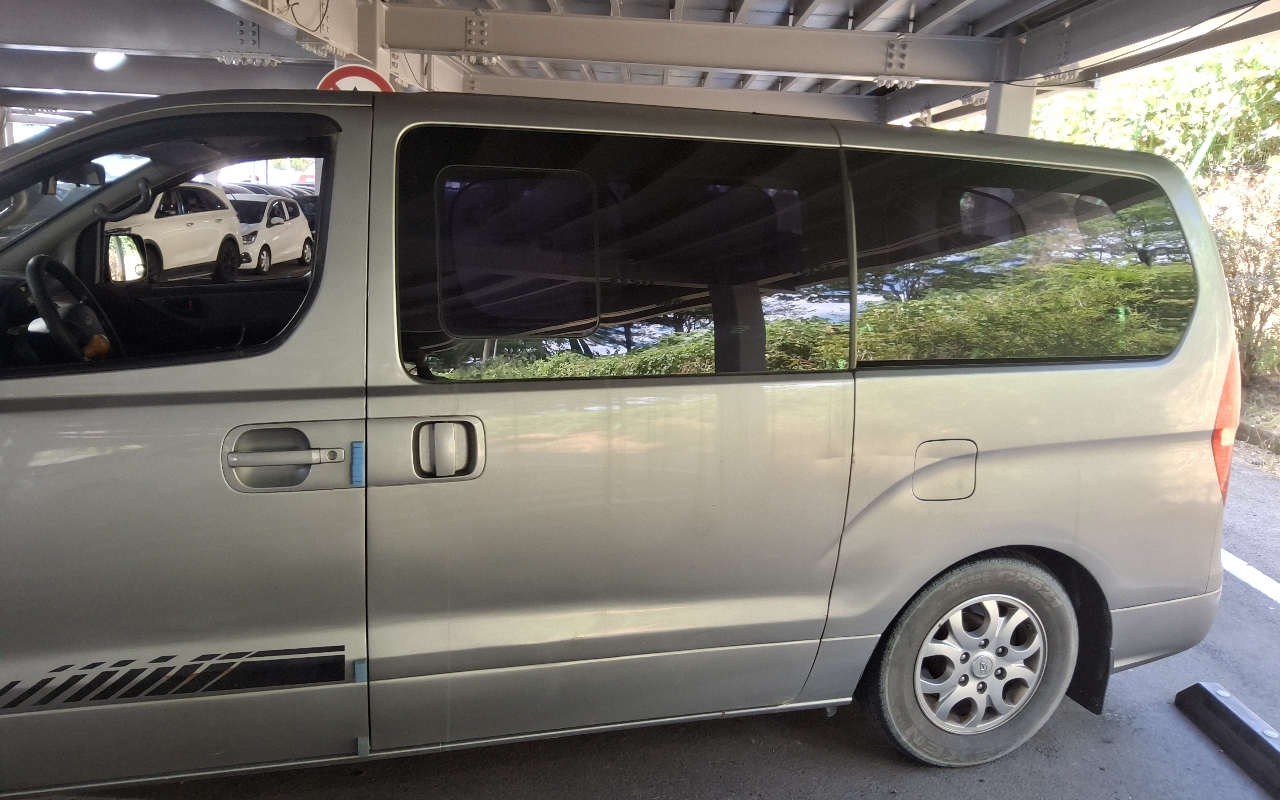 HYUNDAI Grand Starex 12-Seater Diesel