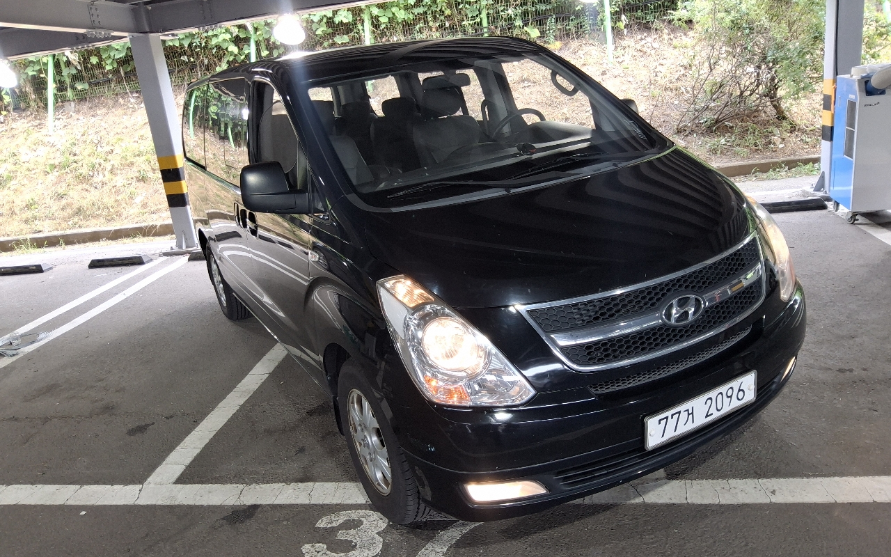 HYUNDAI Grand Starex 11-Seater Diesel