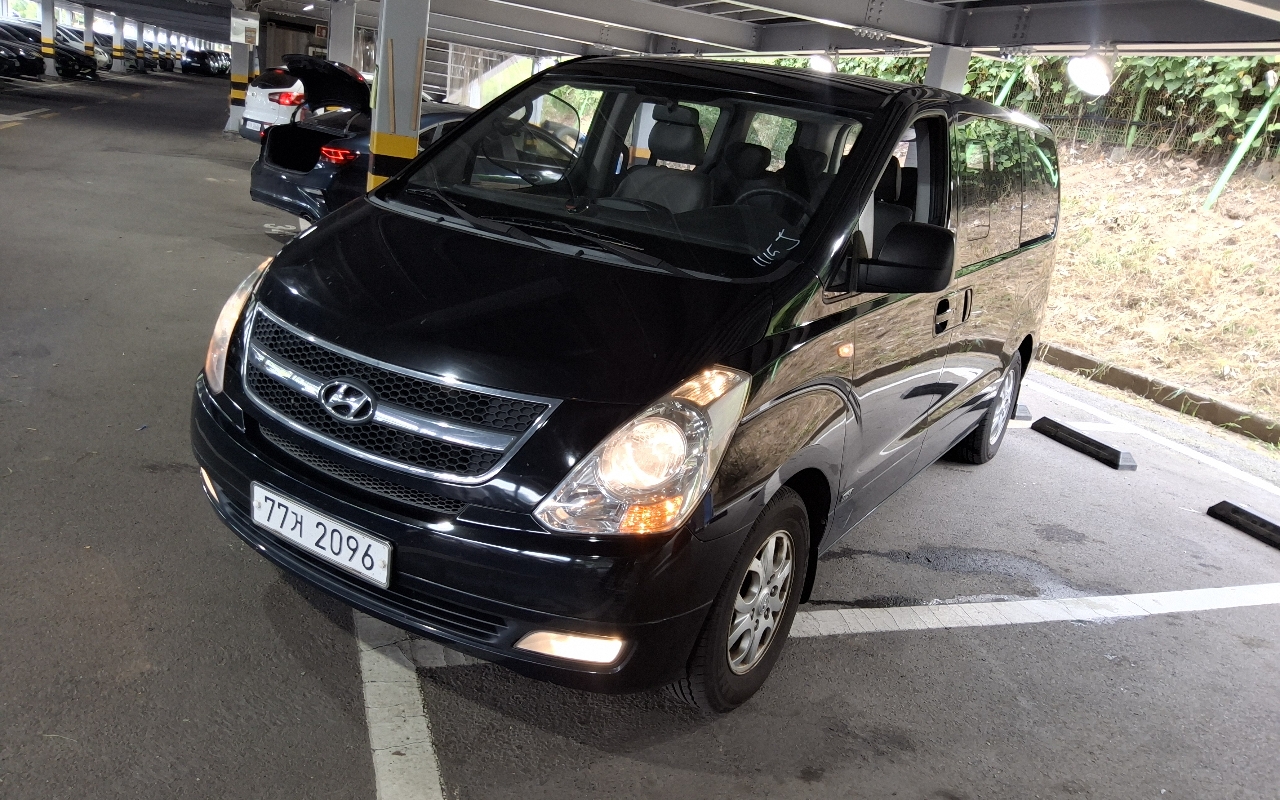 HYUNDAI Grand Starex 11-Seater Diesel