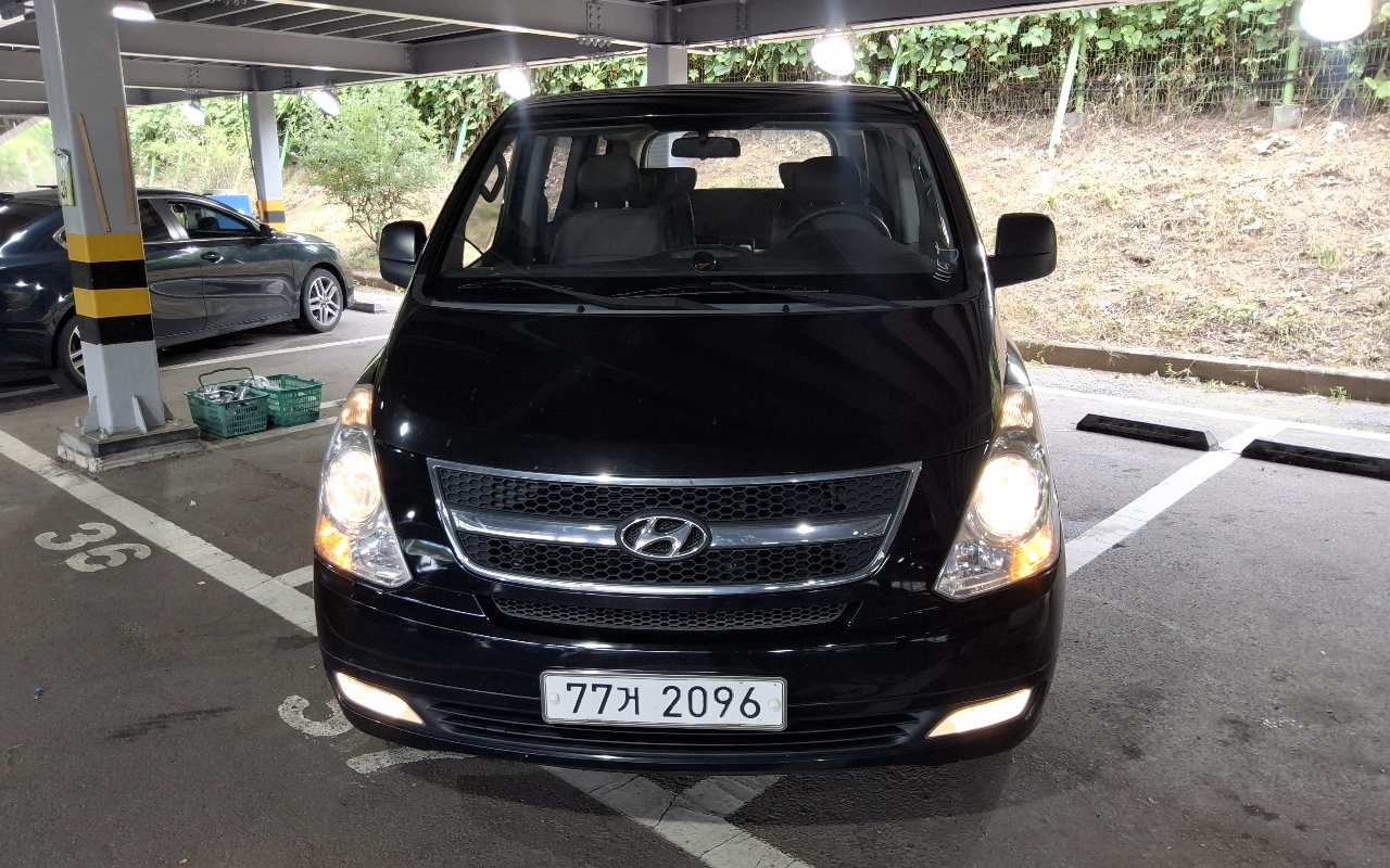 HYUNDAI Grand Starex 11-Seater Diesel