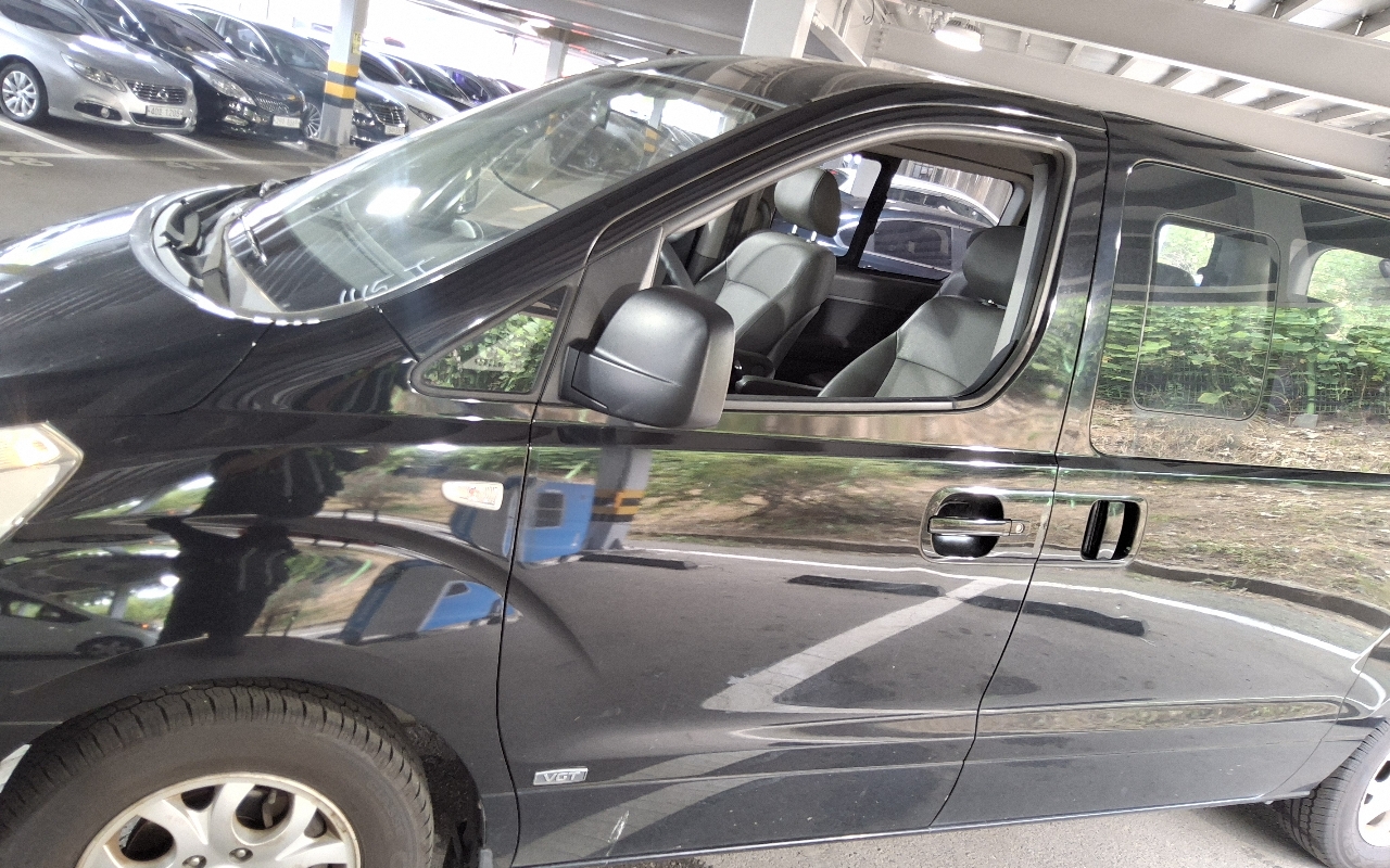 HYUNDAI Grand Starex 11-Seater Diesel