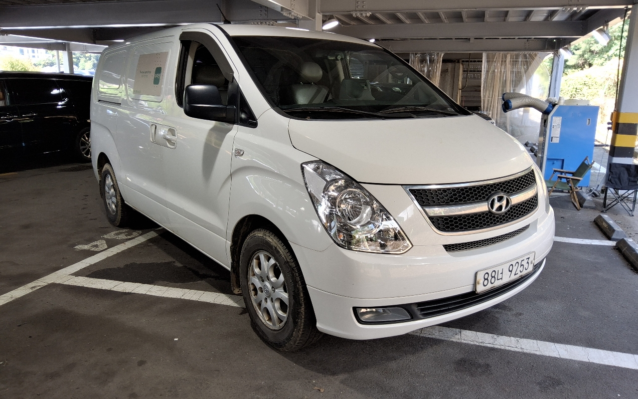 HYUNDAI Grand Starex 3-Seater Diesel Van