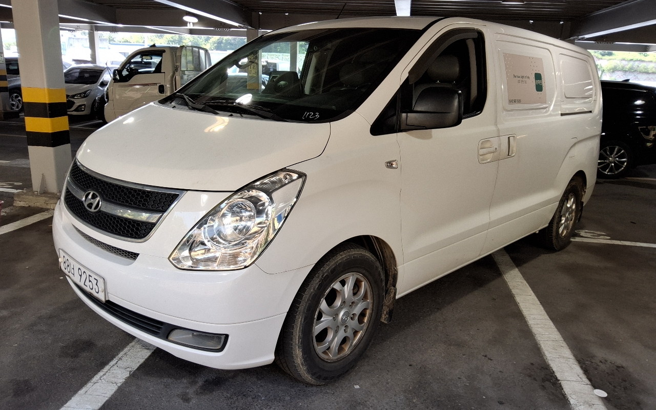HYUNDAI Grand Starex 3-Seater Diesel Van