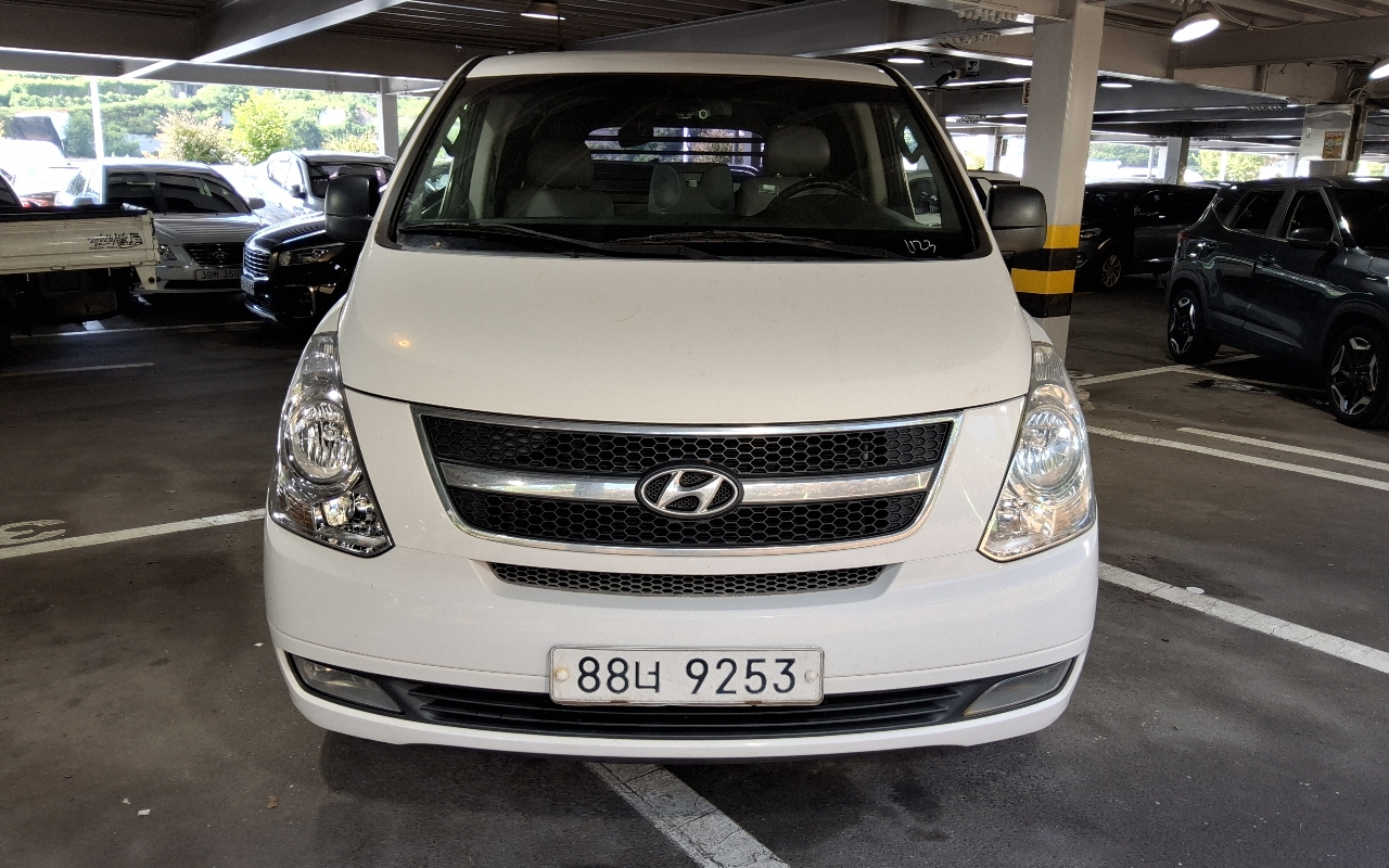 HYUNDAI Grand Starex 3-Seater Diesel Van