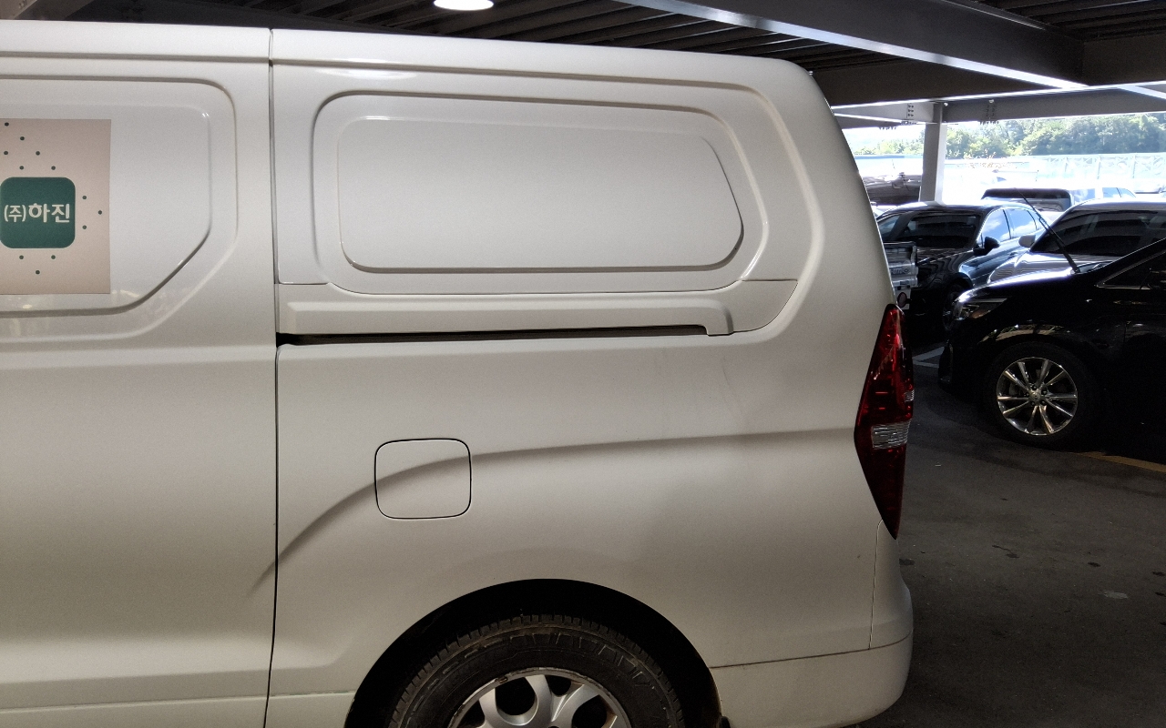 HYUNDAI Grand Starex 3-Seater Diesel Van