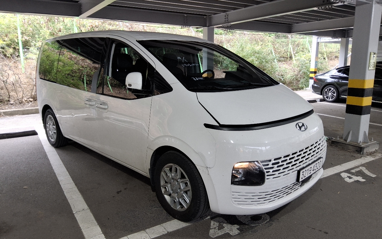 HYUNDAI Staria 2.2 Diesel Tourer 9-Seater 2W