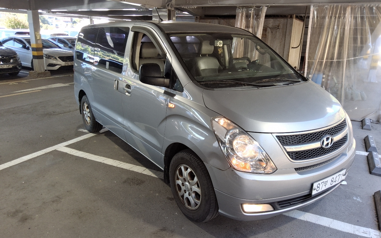 HYUNDAI Grand Starex 3-Seater Diesel Van