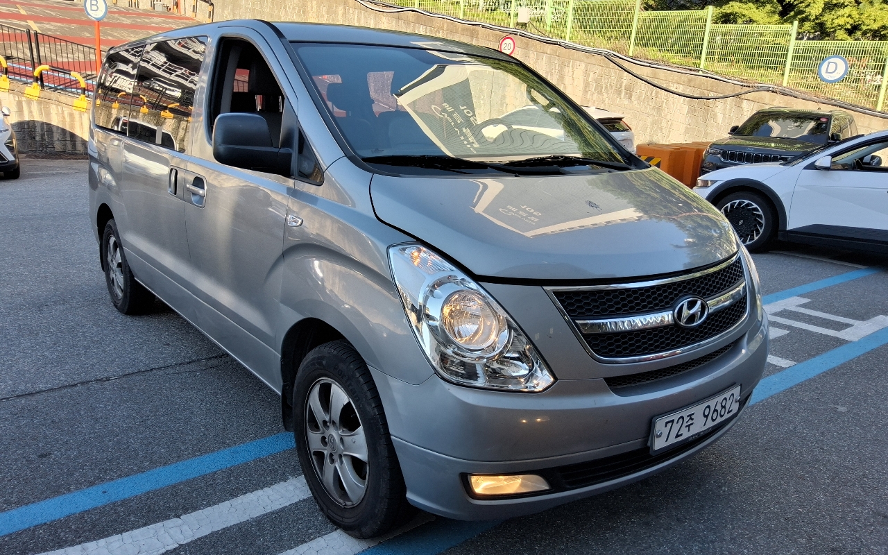 HYUNDAI Grand Starex 12-Seater Diesel 4WD