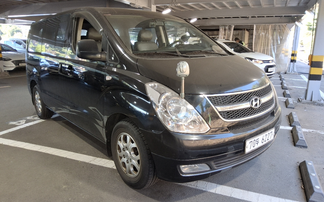 HYUNDAI Grand Starex 11-Seater Diesel
