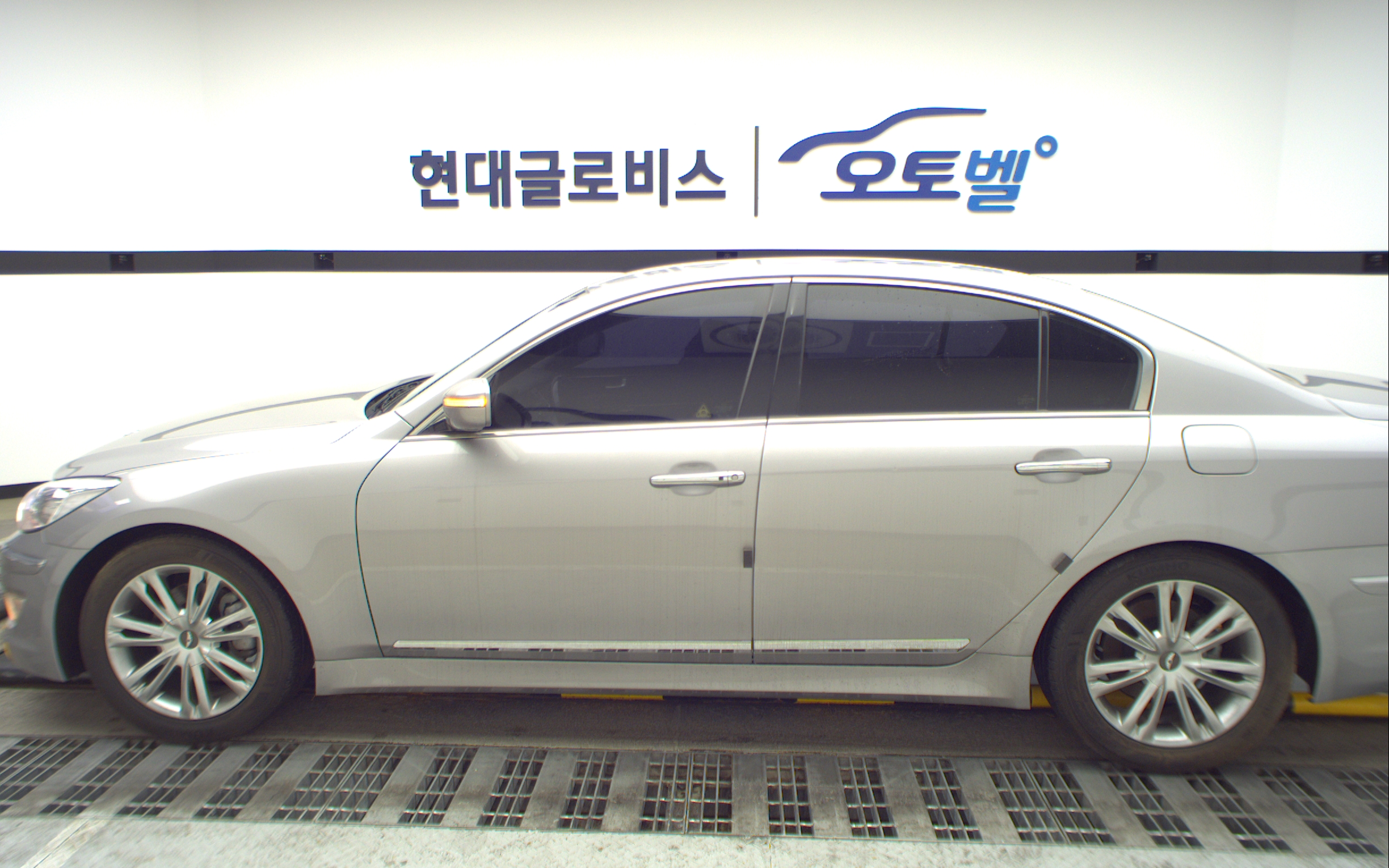 HYUNDAI Genesis BH 330