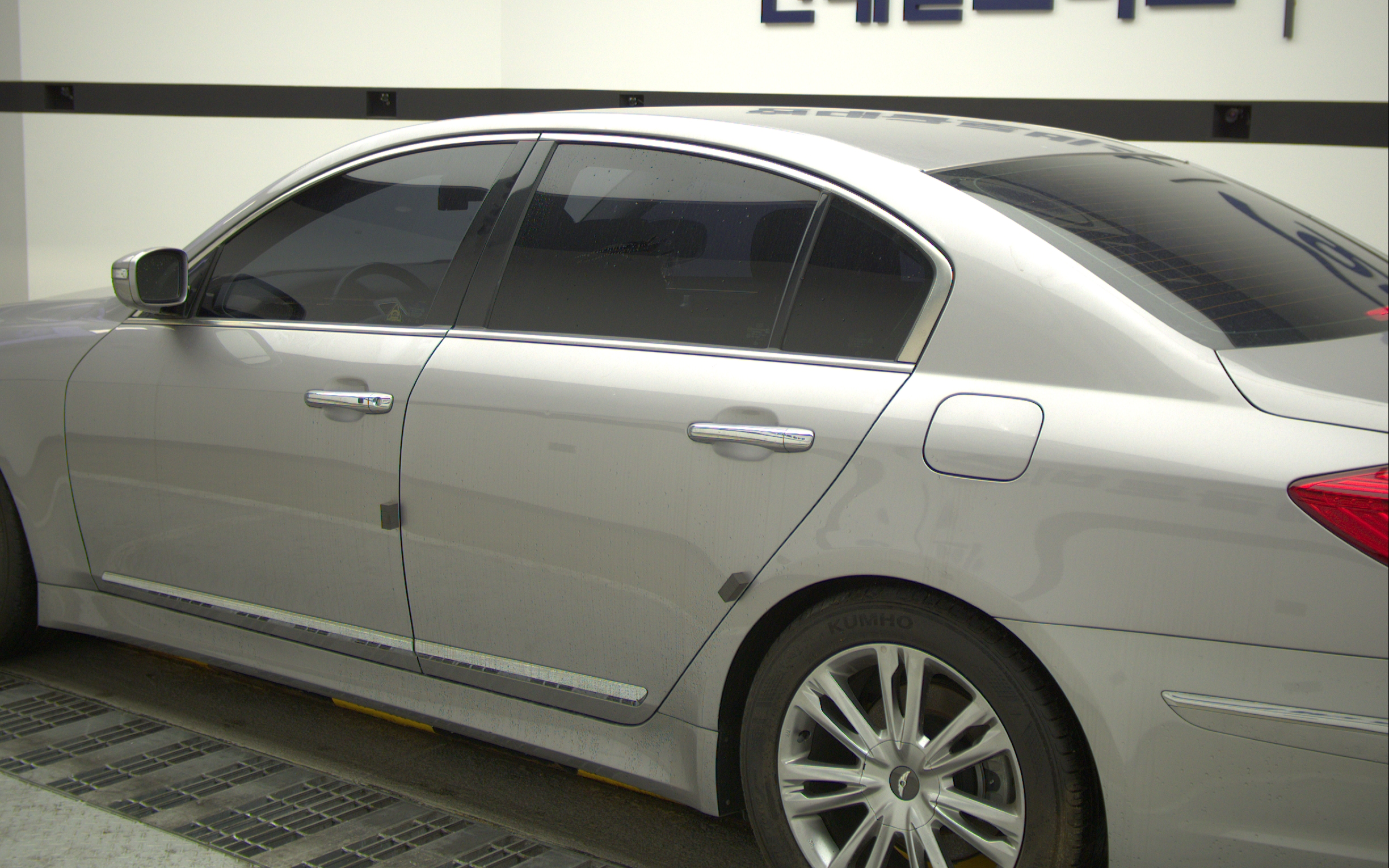 HYUNDAI Genesis BH 330