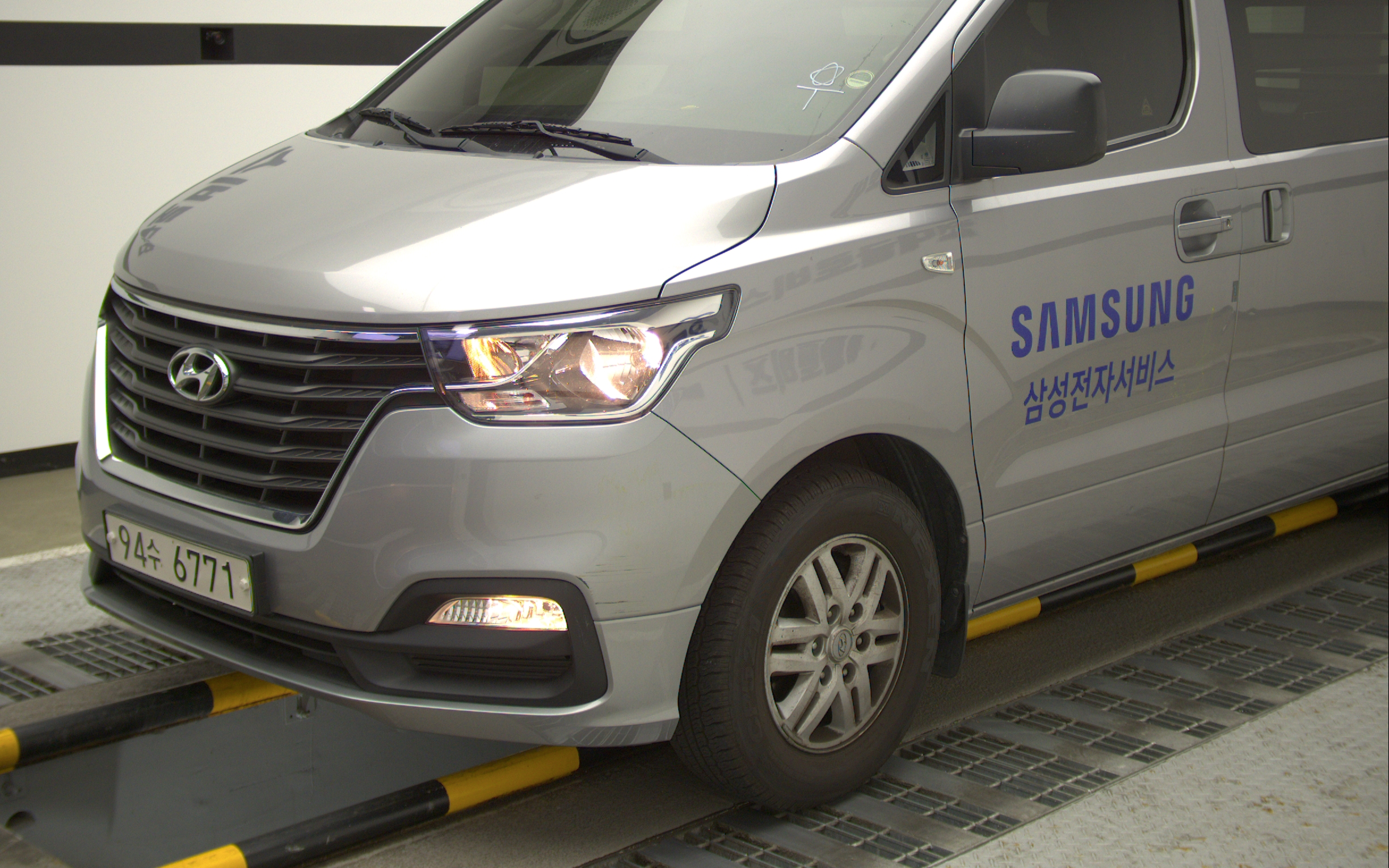 HYUNDAI The New Grand Starex 3-Seater Diesel Van