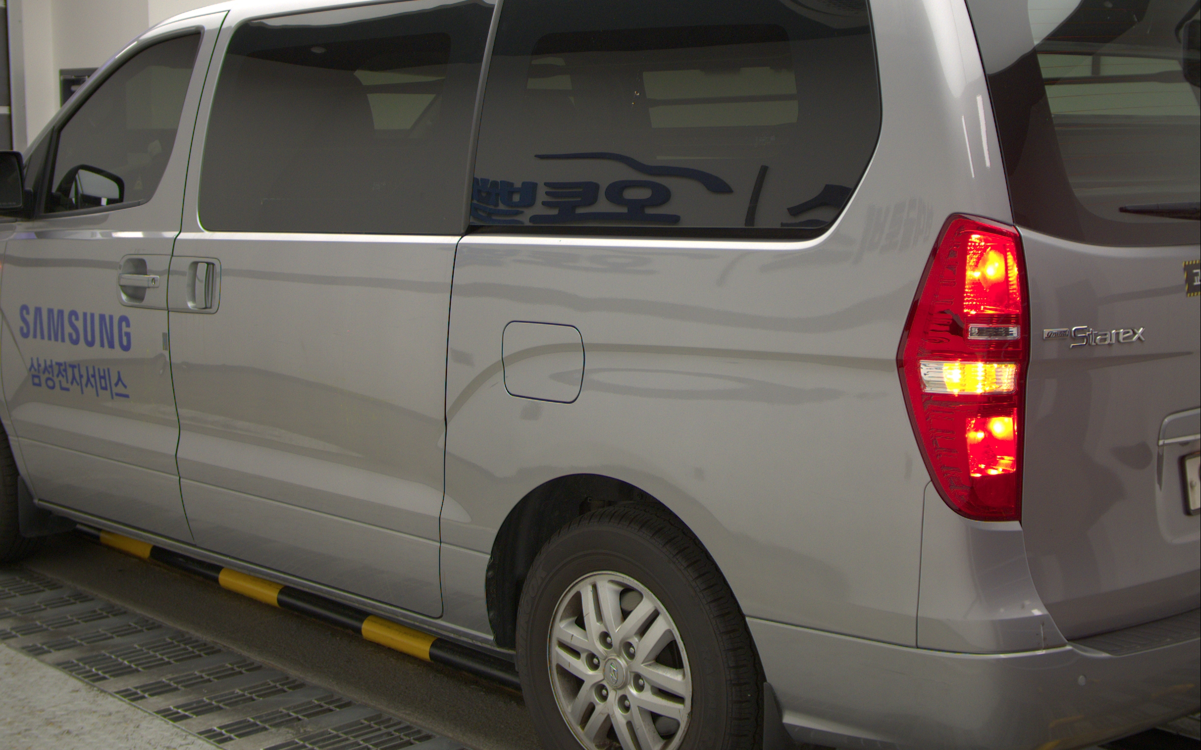 HYUNDAI The New Grand Starex 3-Seater Diesel Van
