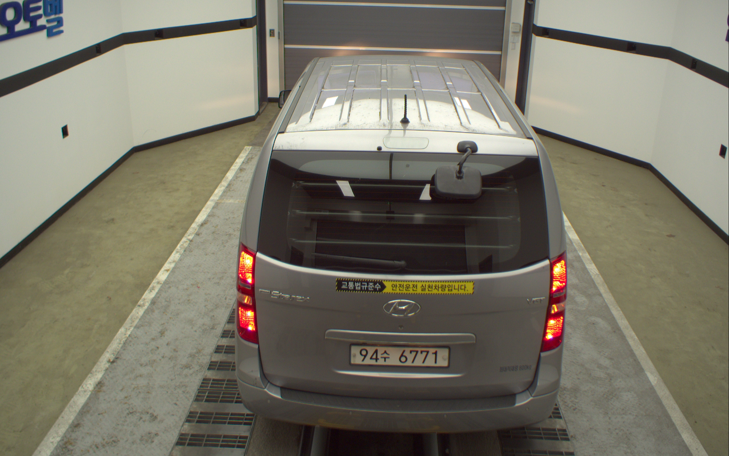 HYUNDAI The New Grand Starex 3-Seater Diesel Van