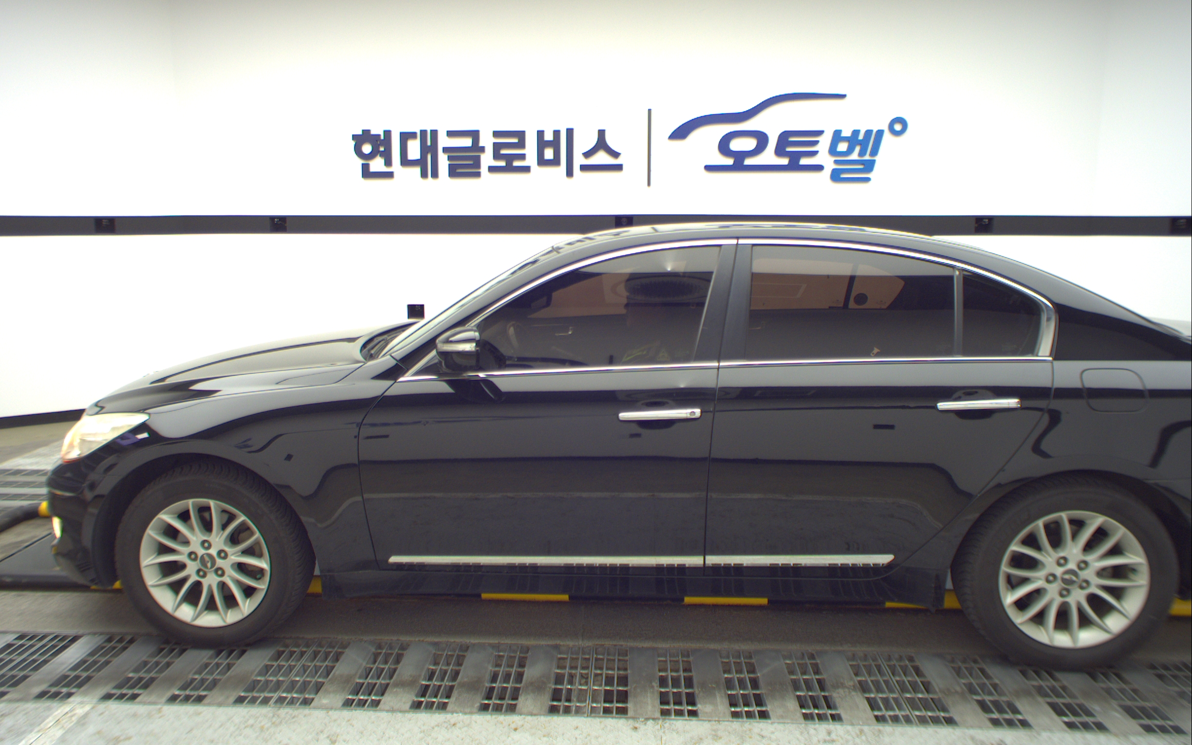 HYUNDAI Genesis BH 330