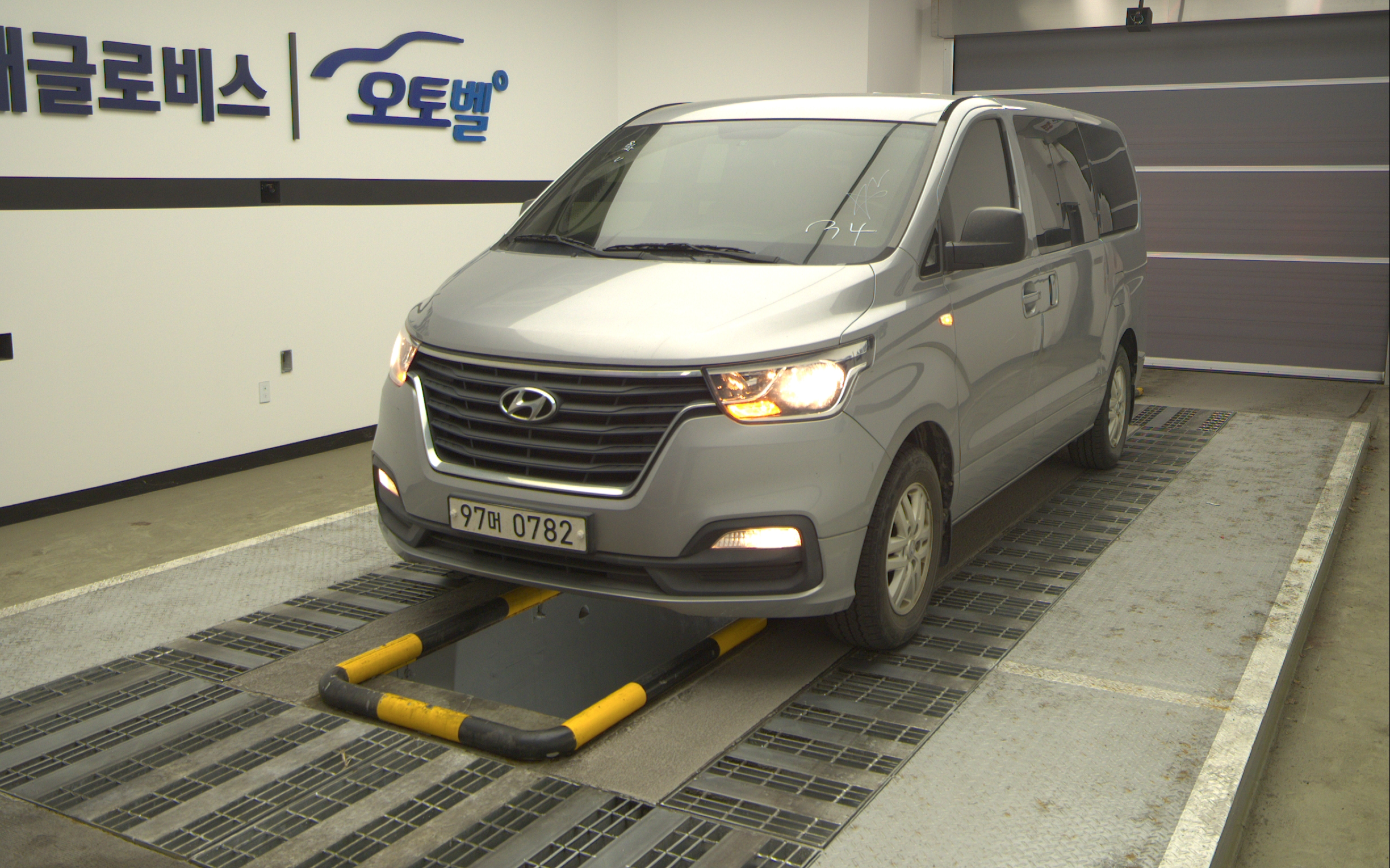HYUNDAI The New Grand Starex 5-Seater Diesel Van