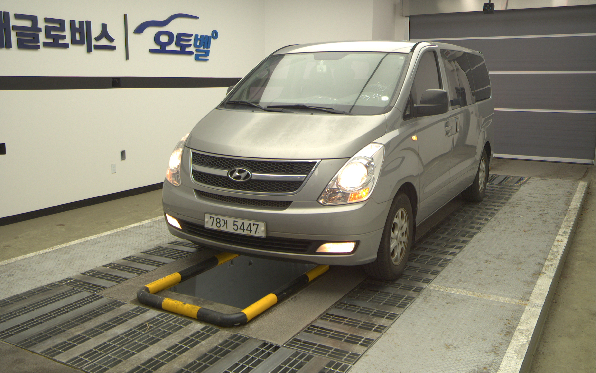 HYUNDAI Grand Starex 12-Seater Diesel