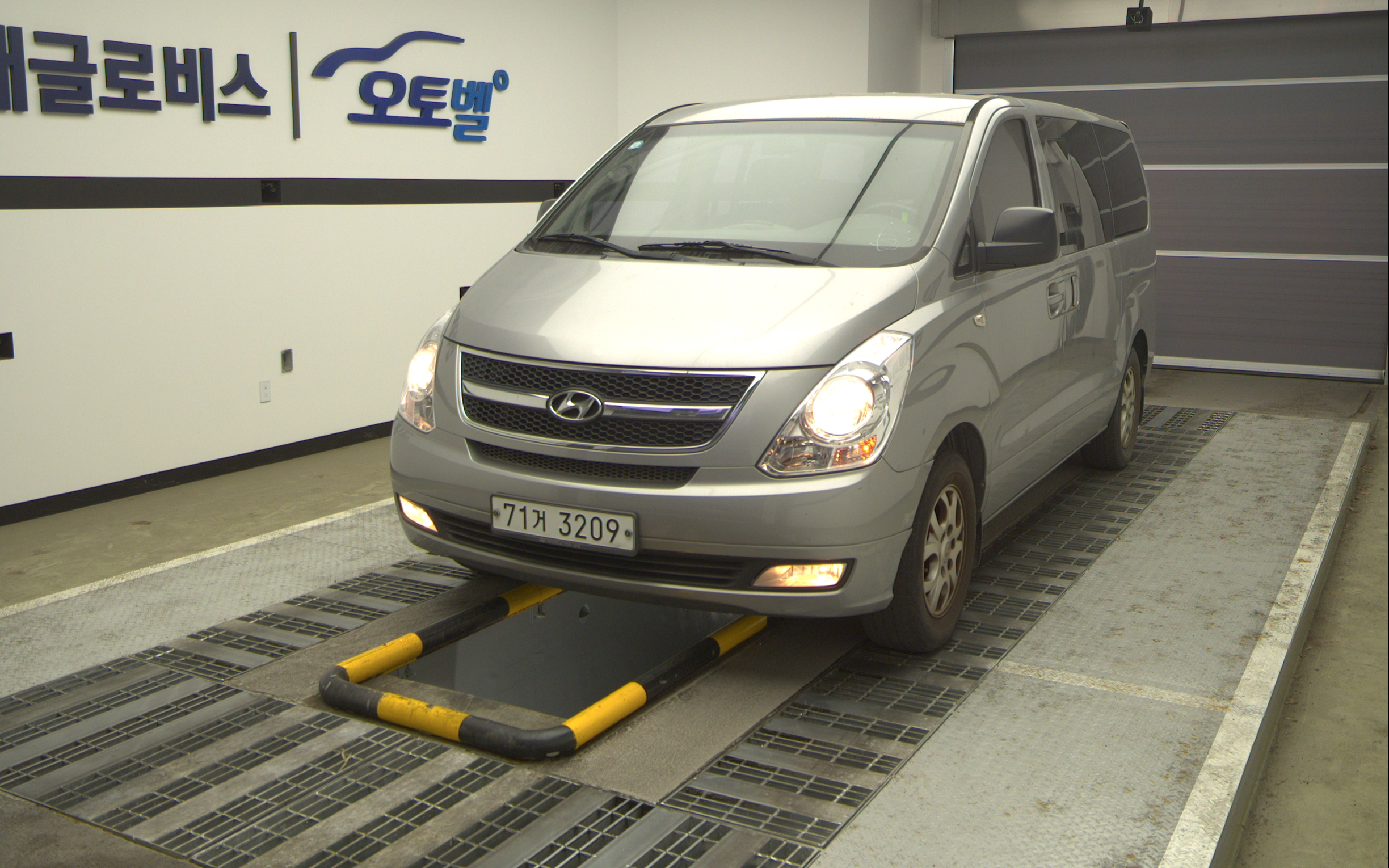 HYUNDAI Grand Starex 12-Seater Diesel