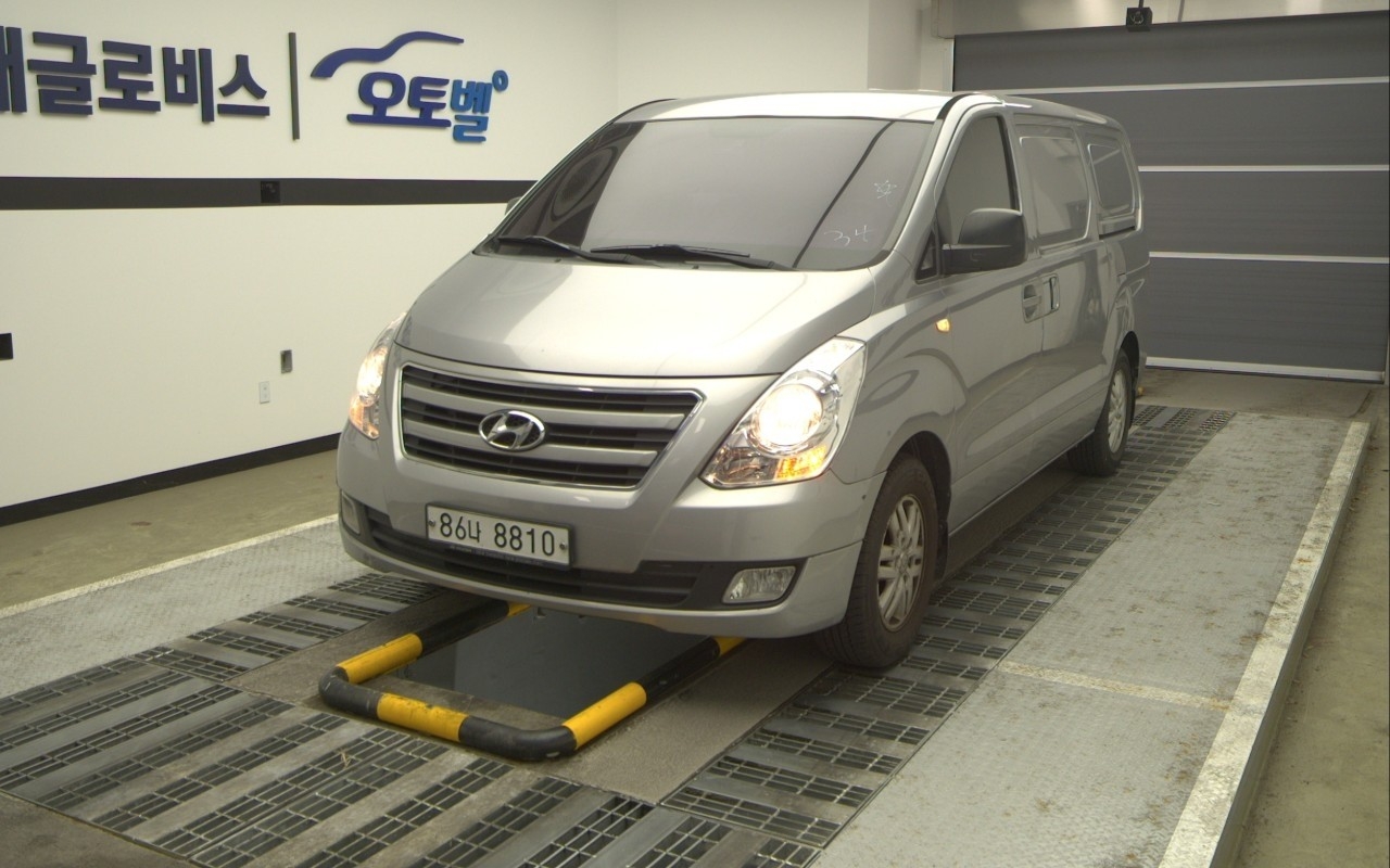 HYUNDAI Grand Starex 3-Seater Diesel Van