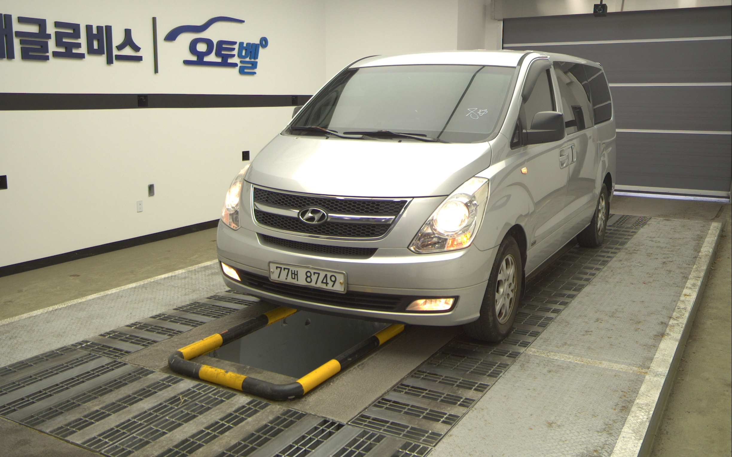 HYUNDAI Grand Starex 12-Seater Diesel