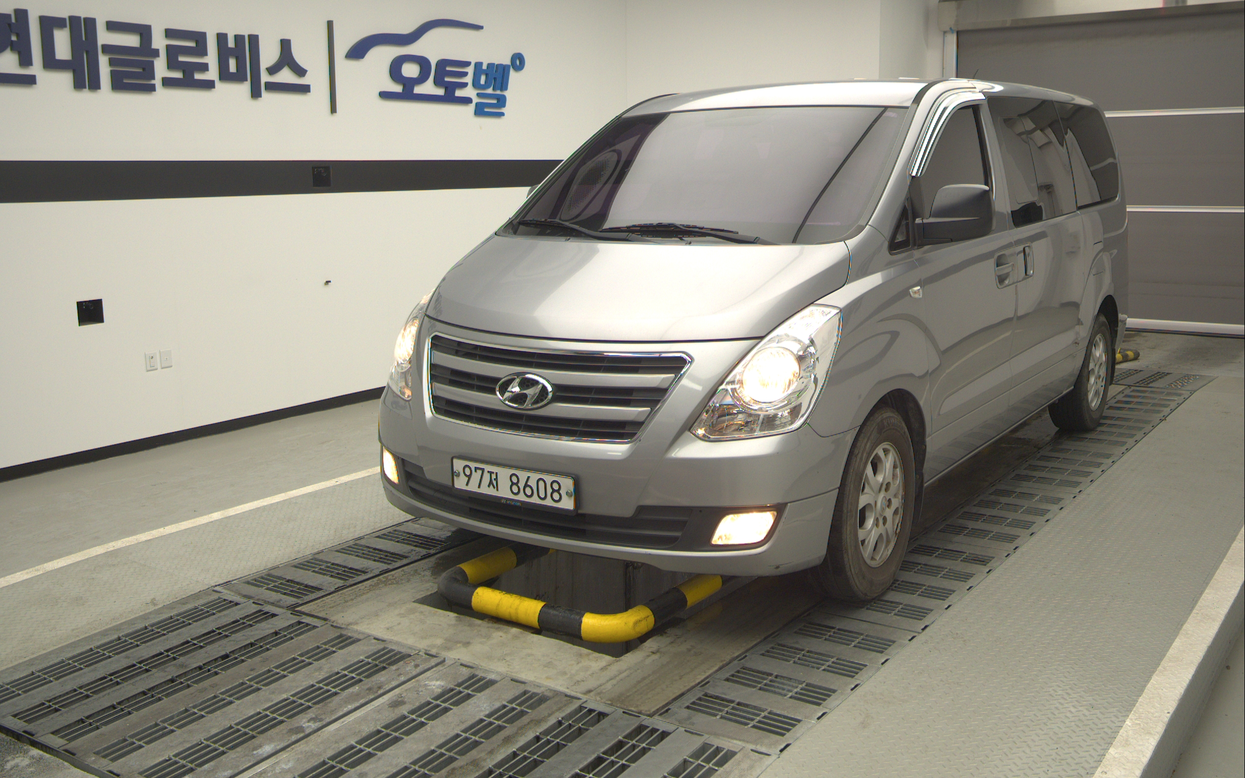 HYUNDAI Grand Starex 5-Seater Diesel Van HYUNDAI Grand Starex 5-Seater Diesel Van