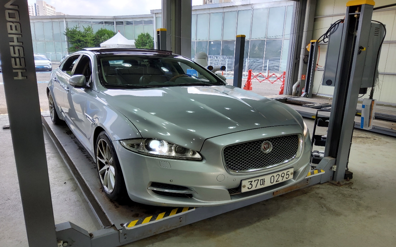 JAGUAR XJ (8th Generation) 3.0D LWB
