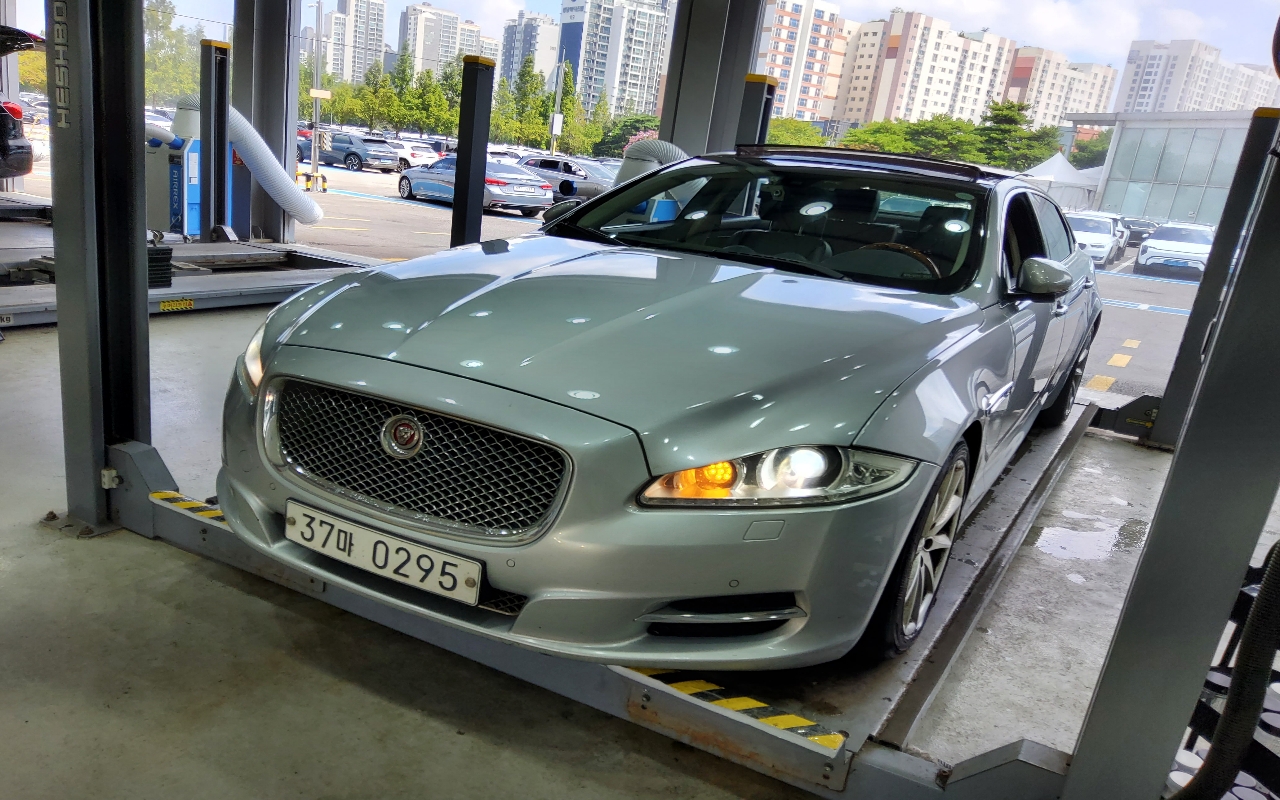 JAGUAR XJ (8th Generation) 3.0D LWB