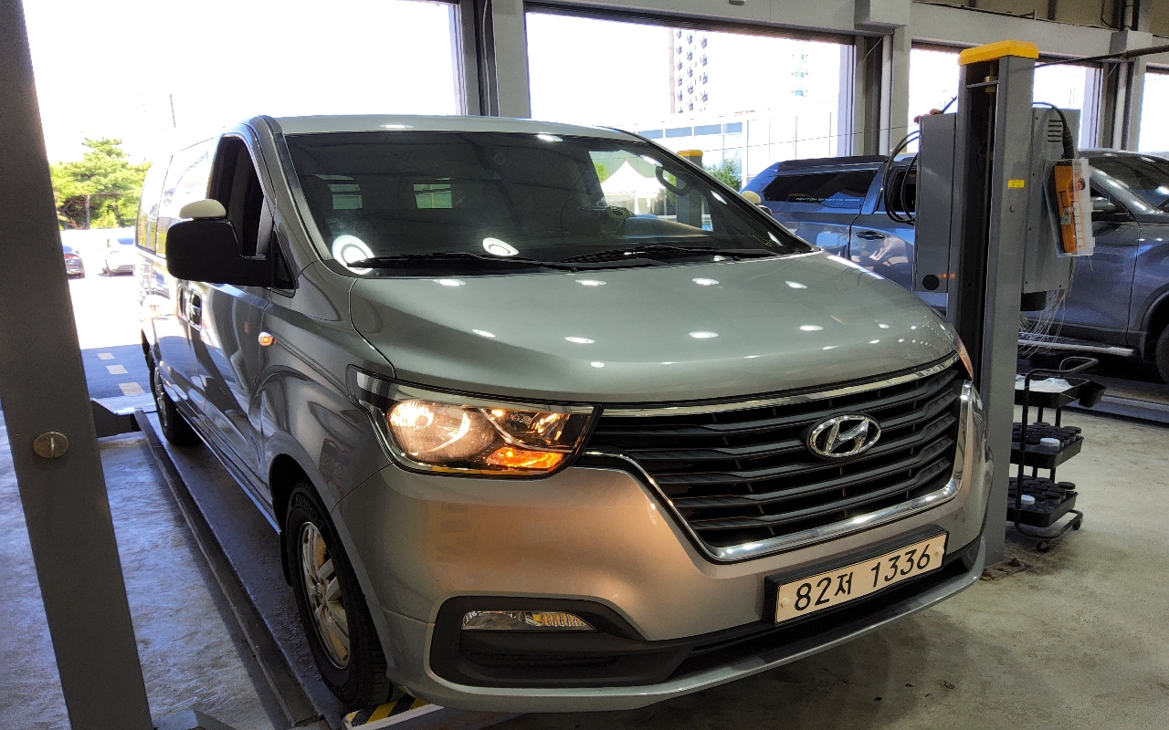 HYUNDAI The New Grand Starex 3-Seater Diesel Van