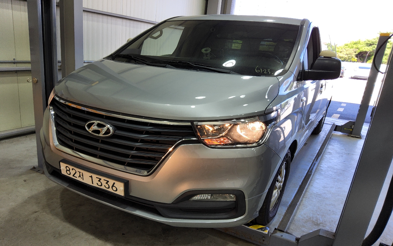 HYUNDAI The New Grand Starex 3-Seater Diesel Van