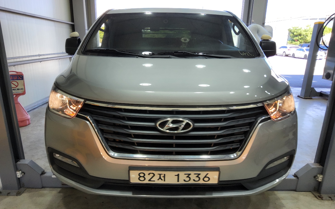 HYUNDAI The New Grand Starex 3-Seater Diesel Van