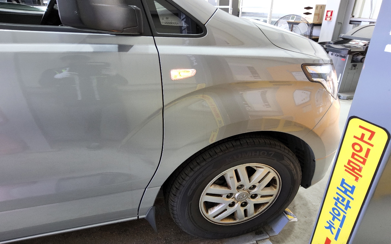 HYUNDAI The New Grand Starex 3-Seater Diesel Van
