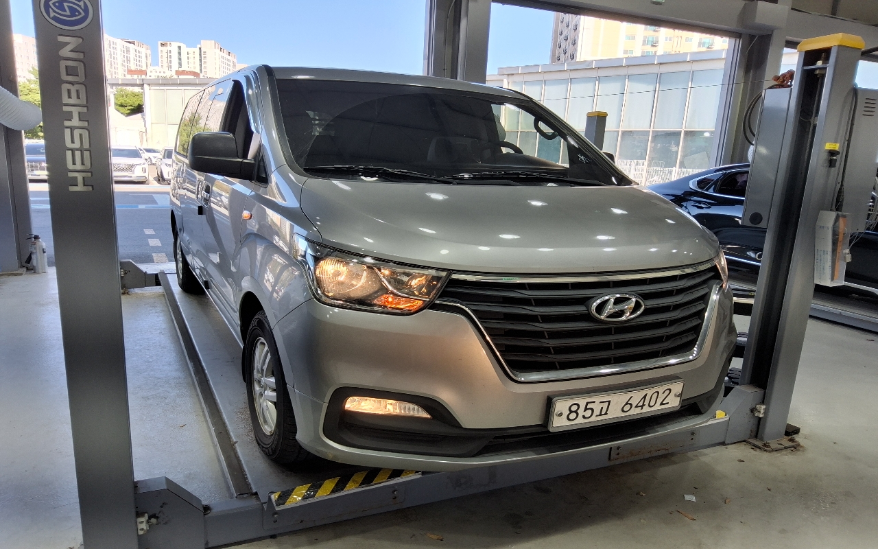 HYUNDAI The New Grand Starex 5-Seater Diesel Van
