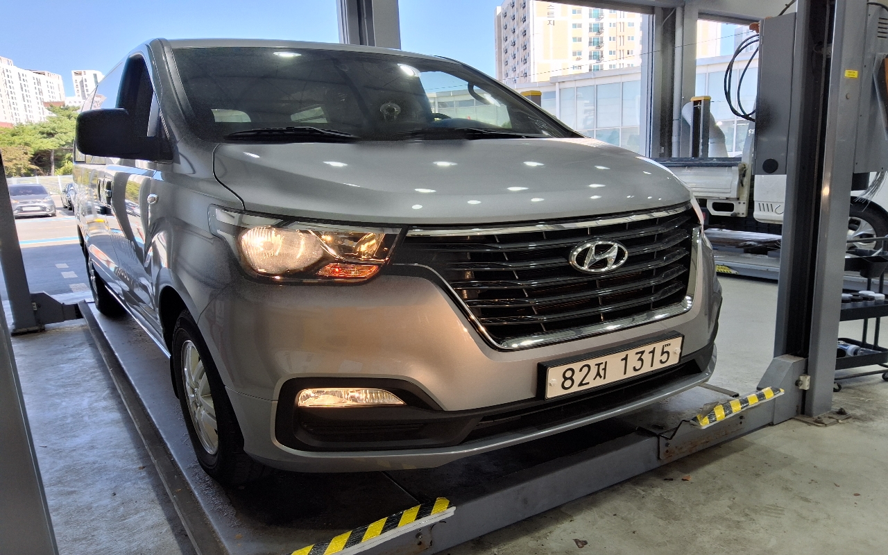 HYUNDAI The New Grand Starex 3-Seater Diesel Van