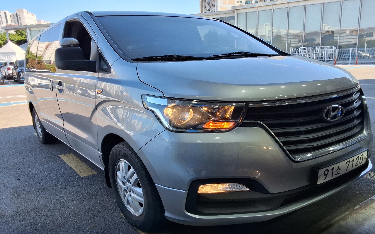 HYUNDAI The New Grand Starex 3-Seater Diesel Van HYUNDAI The New Grand Starex 3-Seater Diesel Van